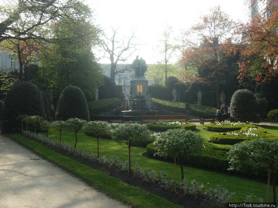 Общий вид партера, с его флористическими изысками и памятником Эгмонту и Горну сзади Брюссель, Бельгия