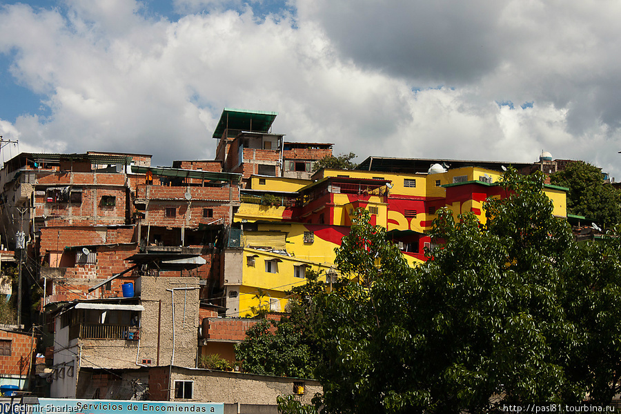 В бедных кварталах можно арендовать несколько соседних стен и закрасить их, например, рекламой. Венесуэла