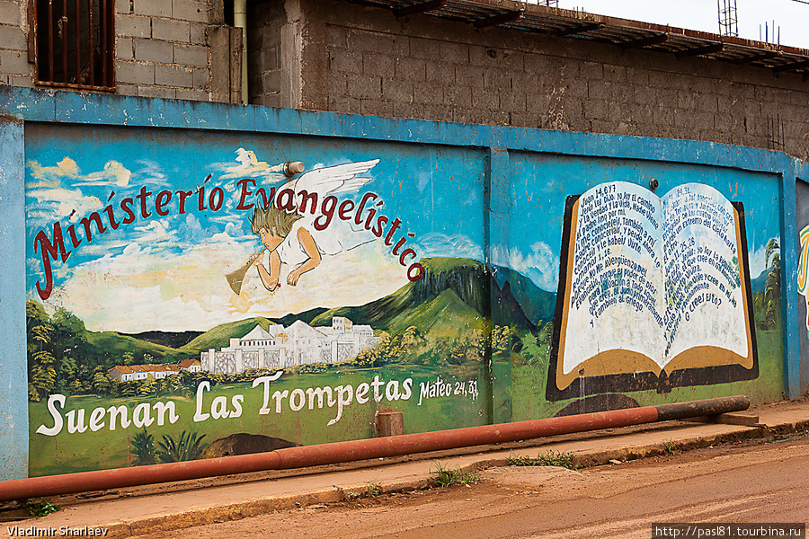 Религиозная тема, мало популярная в столице, за ее пределами весьма распространена. Но у церкви бюджеты на граффити не могут сравниться с правительственными заказами, художники попроще и картинки скромнее. Венесуэла