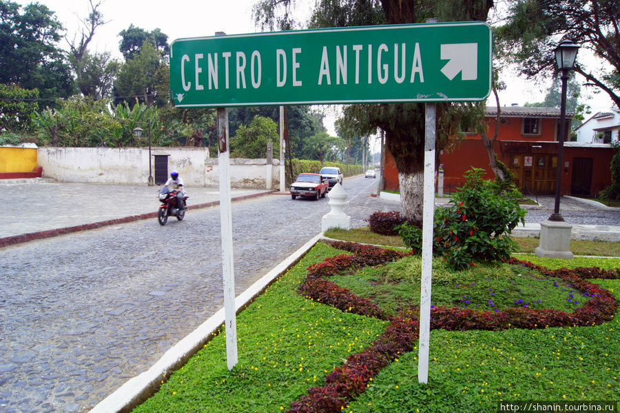 Указатель перед церковью Голгофы Антигуа, Гватемала