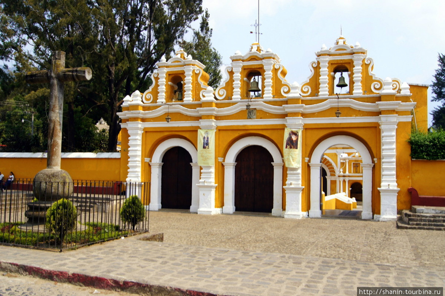 Крест и торжественные ворота церкви Гологофы Антигуа, Гватемала