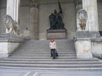Каменные львы охраняют Зал Полководцев на площади Одеонсплатц.
