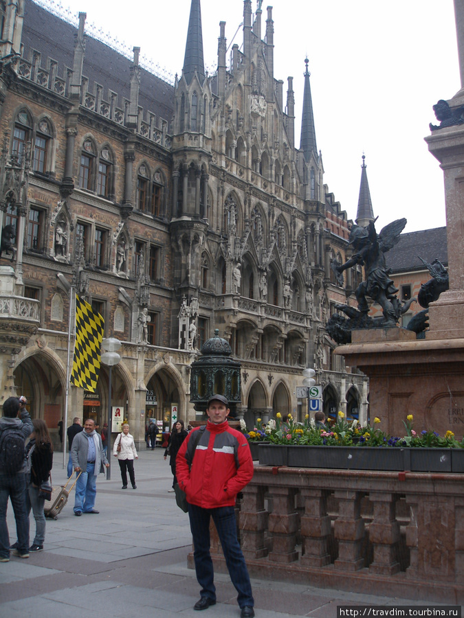 На площади Мариенплац возведена колонна из красного мрамора(в 1638г.) в память о Белогорской победе.Один из 4-х ангелов поражает льва(символ войны). Мюнхен, Германия