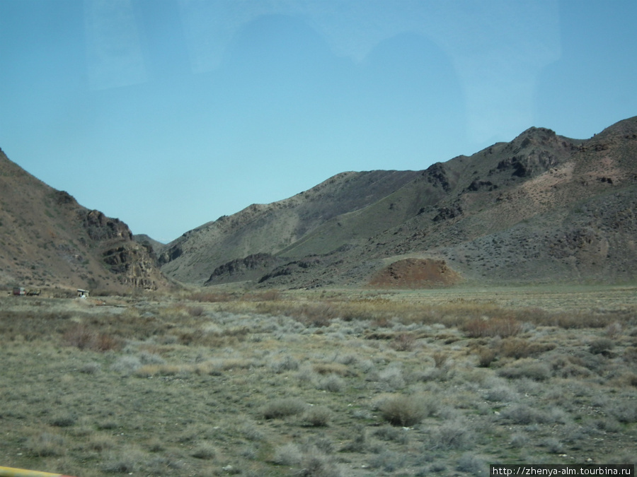 дорога к Чарынскому каньону — вид из автобуса Чарынский Каньон Национальный Парк, Казахстан