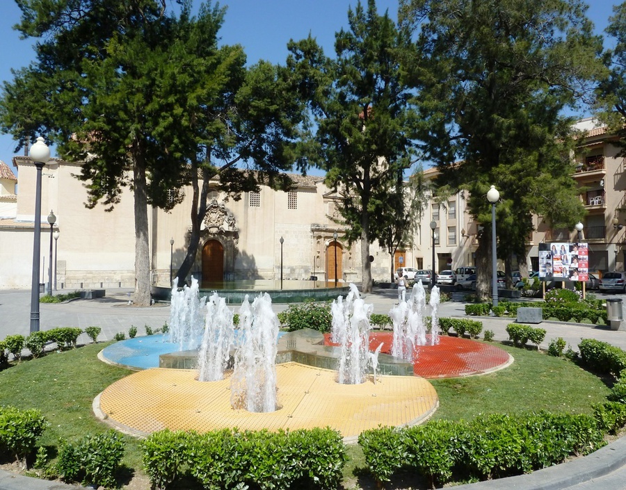 Фонтан на Piaza de la Salud Ориэла, Испания