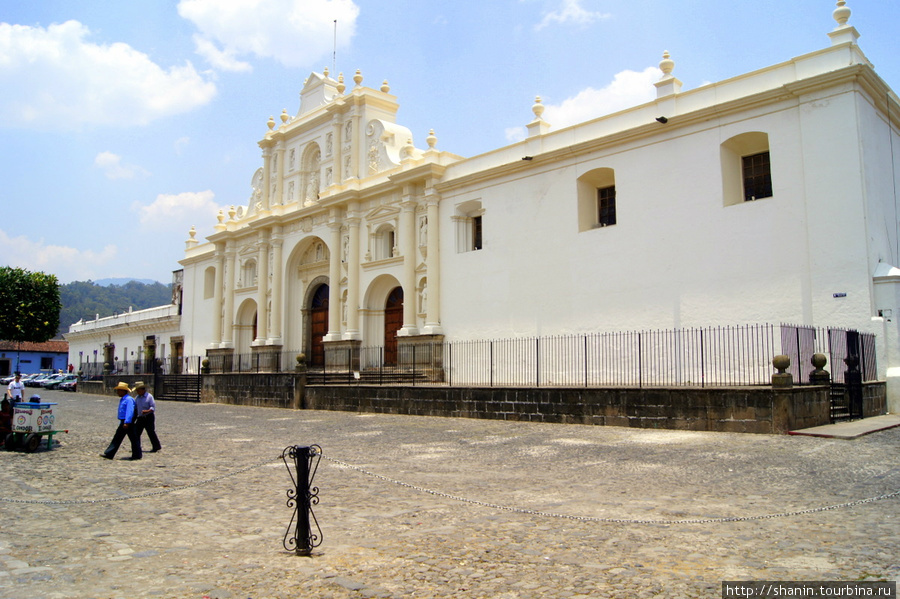 Фасад кафедрального собора на центральной площади Антигуа Антигуа, Гватемала