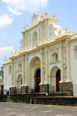 Фасад кафедрального собора на центральной площади Антигуа