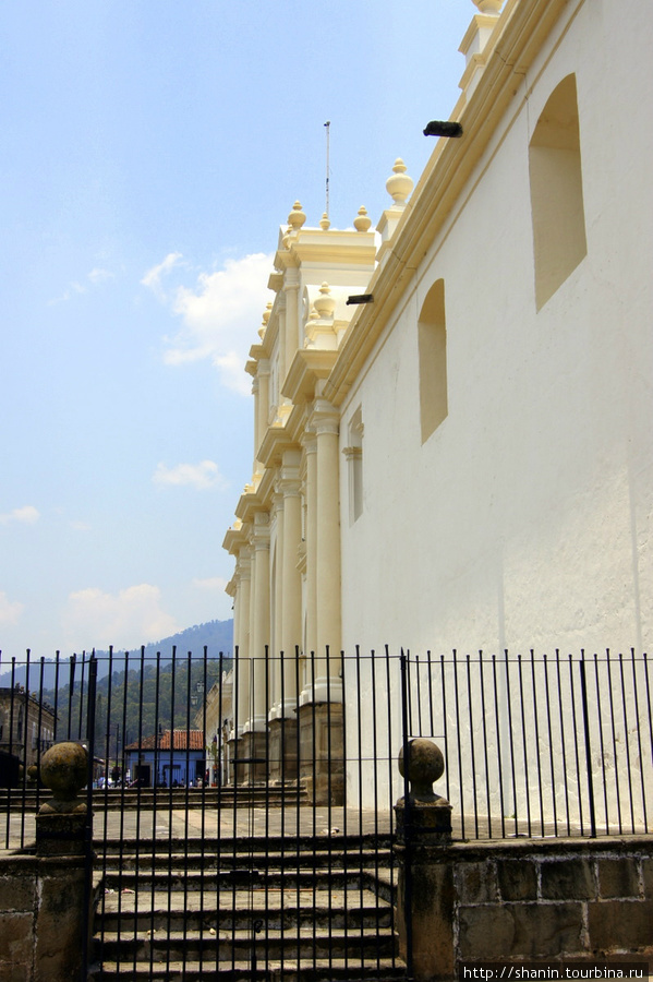 Фасад кафедрального собора на центральной площади Антигуа Антигуа, Гватемала
