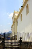 Фасад кафедрального собора на центральной площади Антигуа
