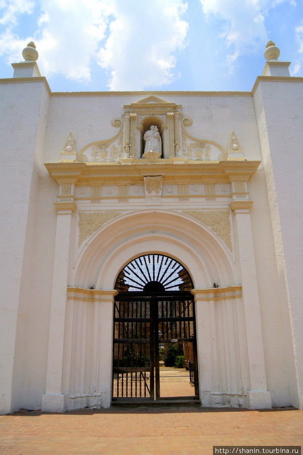 Боковой вход в кафедральный собор Антигуа, Гватемала