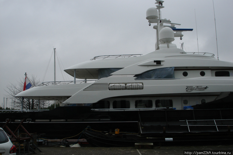 яхточка на ремонте Монникендам, Нидерланды