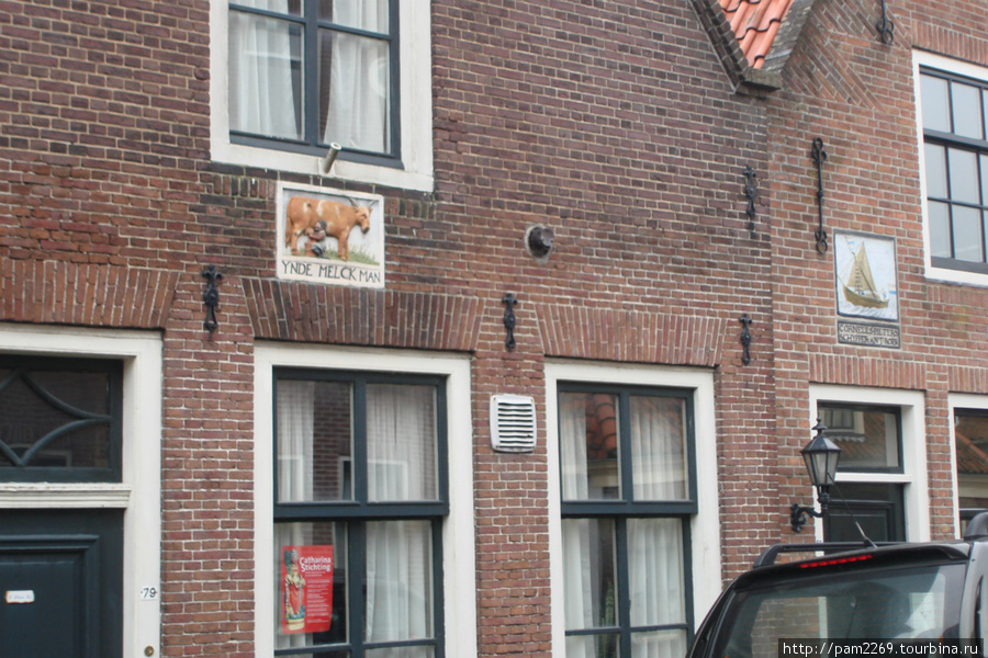 по плиткам с изображениями можно понять кто здесь живет Монникендам, Нидерланды