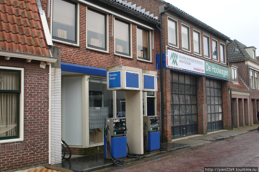 самая маленькая заправка, которую я видел
и автомастерская в центре средневекового городка Монникендам, Нидерланды