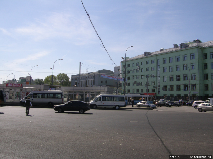 На улице Марксистская,  рядом с зелёным домом (примерно), ранее стояла знаменитая тюрьма Таганка. Москва, Россия