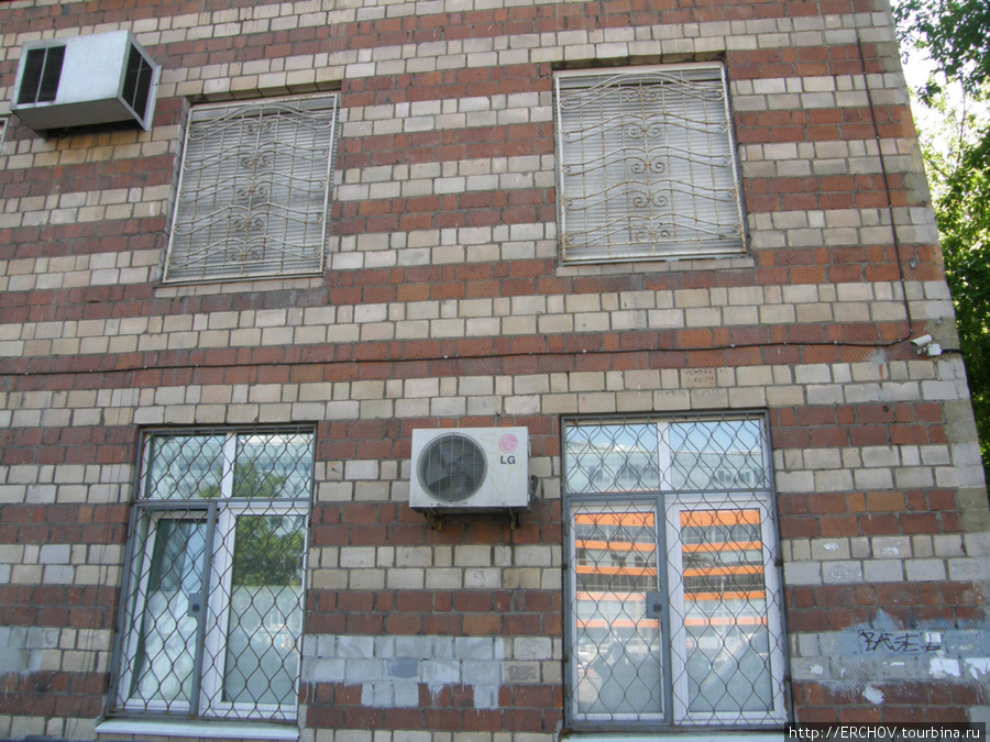 Киркоровские окна на втором этаже все последние 10 лет плотно закрыты жалюзи. Москва, Россия