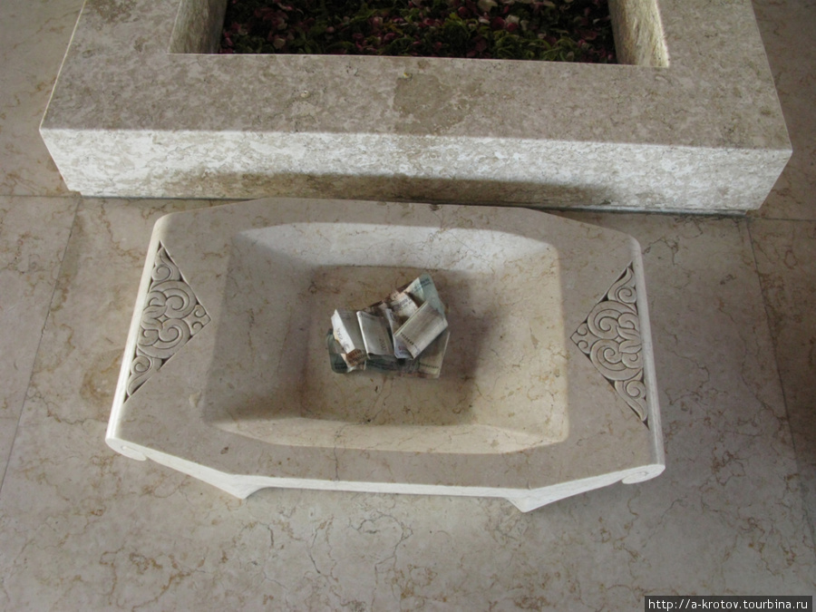 Это — почему-то деньги кладут на могилу (небольшие) Блитар, Индонезия