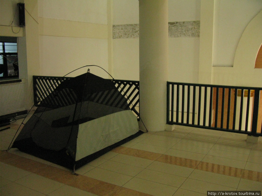 Моя палатка на втором этаже мечети, где я ночевал Тимика, Индонезия
