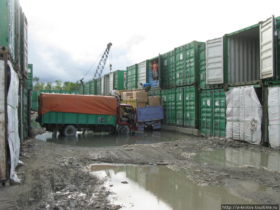 Разгрузка контейнеров Помако, Индонезия