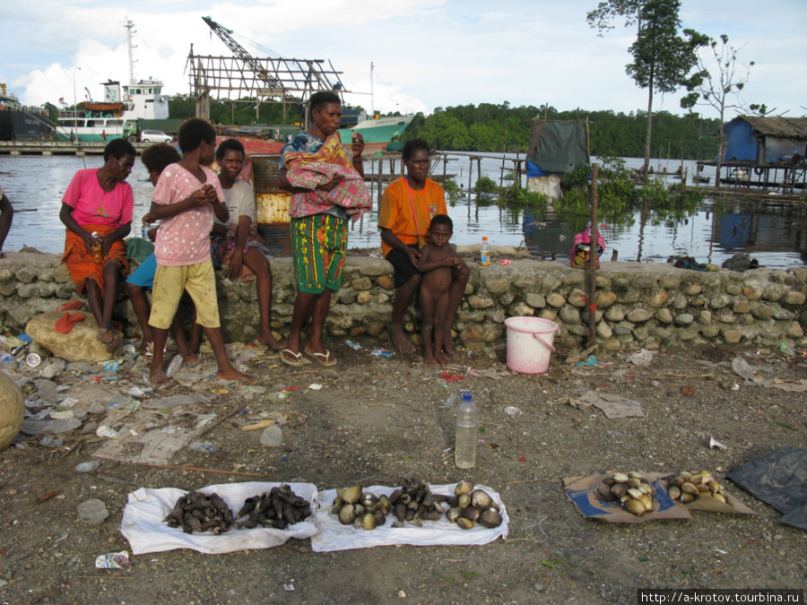 В Помако папуасы ловят и продают рыб и морских гадов Помако, Индонезия