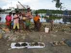 В Помако папуасы ловят и продают рыб и морских гадов
