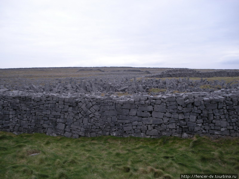 Камень используется для отделения частных владений Графство Голуэй, Ирландия