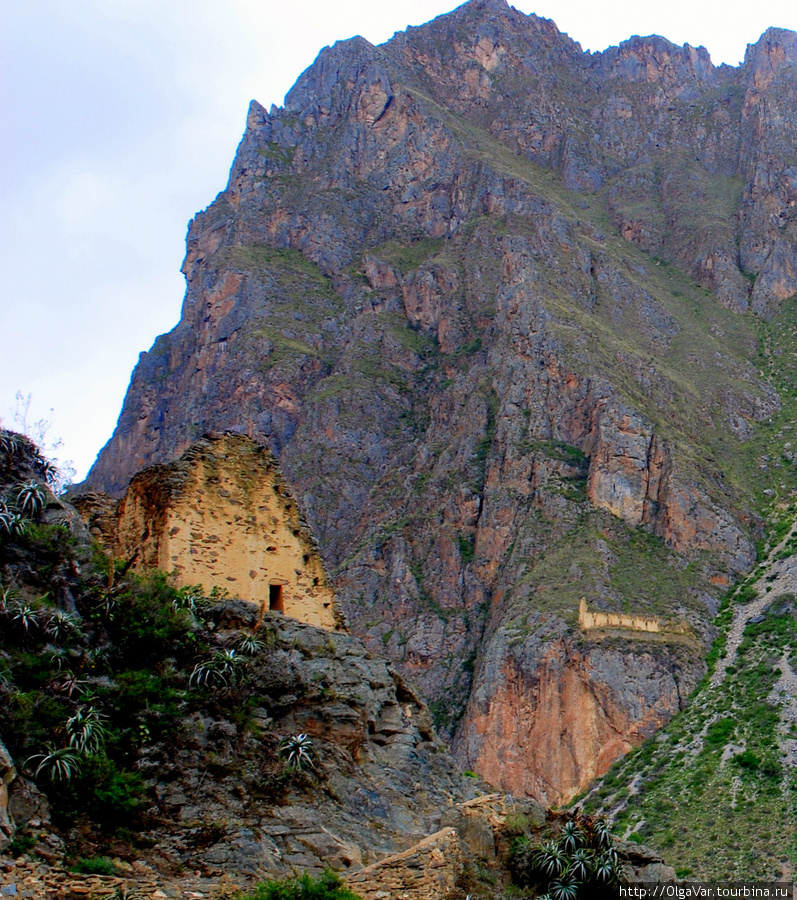 Повсюду в горах остатки древних строений Ольянтайтамбо, Перу