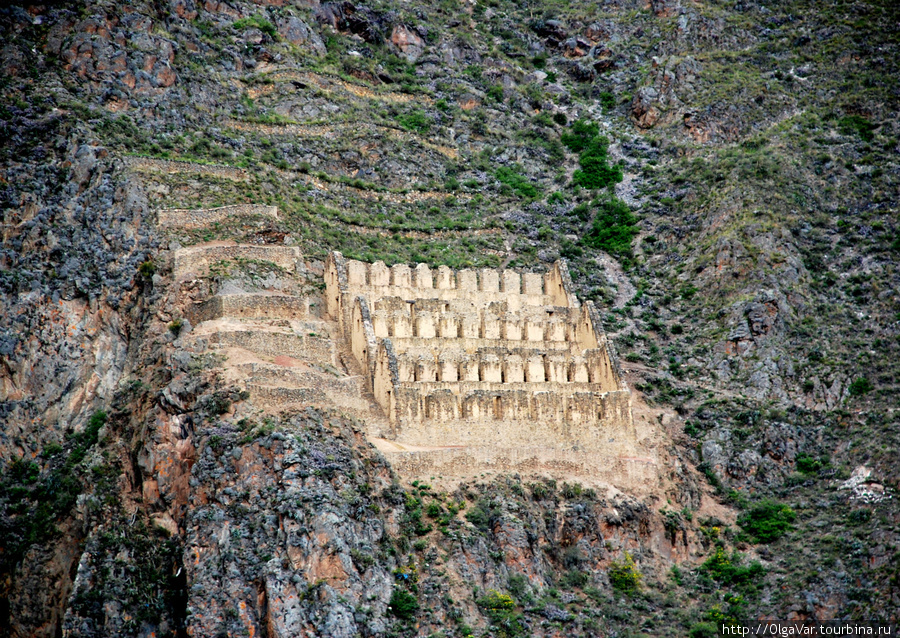 На склонах гор, окружающих Ольянтайтамбо – странные сооружения, напоминающие дзоты. Это зернохранилища, снабженные системой вентиляции, где зерно естественным путём защищалось от гниения Ольянтайтамбо, Перу