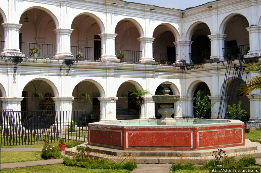 Внутренний двор в монастыре Школа Христа Антигуа, Гватемала