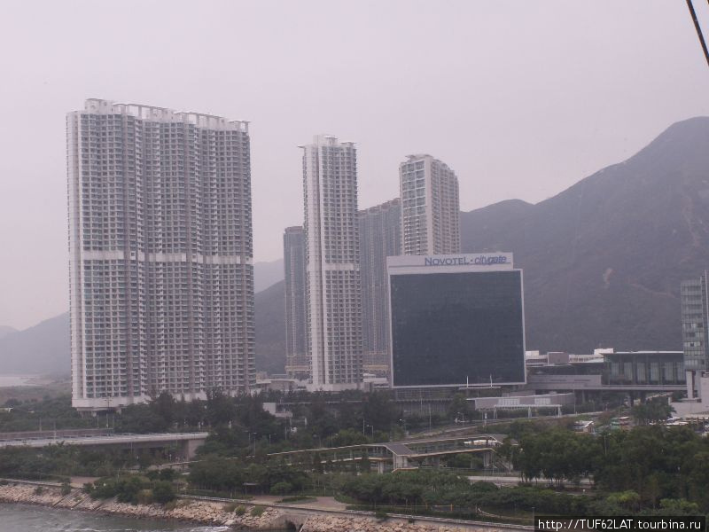 Вид на отель Сitygate из кабинки фуникулёра Остров Лантау, Гонконг
