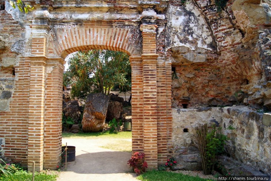 Руины францисканского монастыря Антигуа, Гватемала