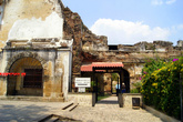Вход на руины францисканского монастыря в Антигуа