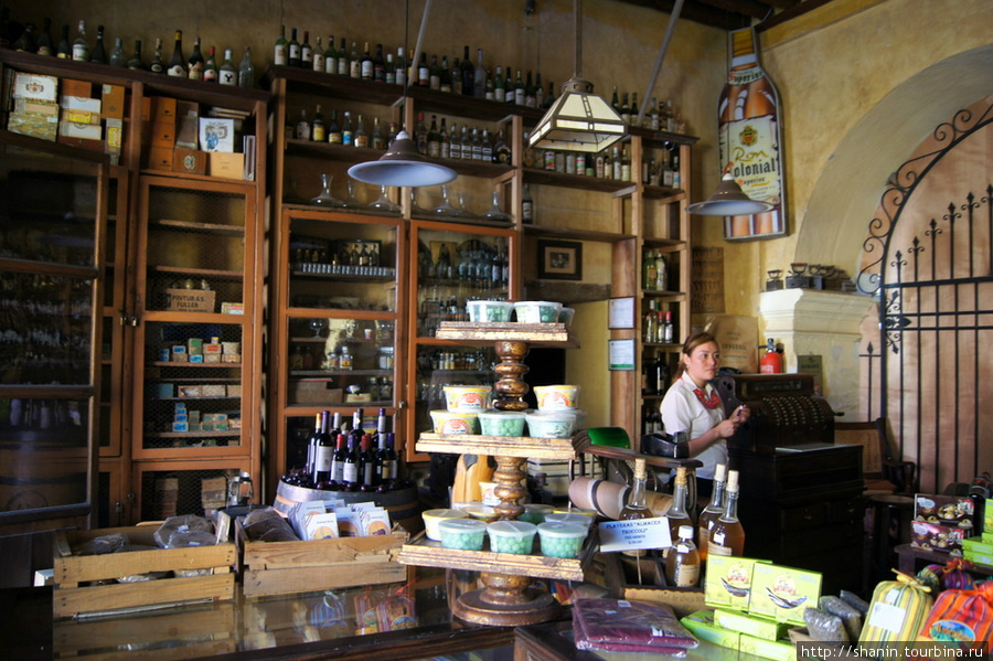 В старинном вино-водочном магазине в Антигуа Антигуа, Гватемала