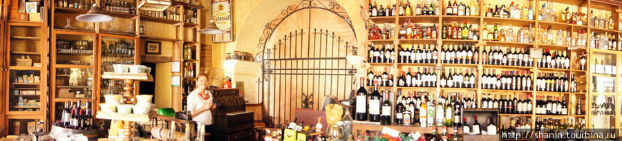 В старинном вино-водочном магазине в Антигуа Антигуа, Гватемала