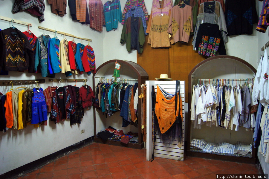 Сувениры в музее гватемальского текстиля в Антигуа Антигуа, Гватемала