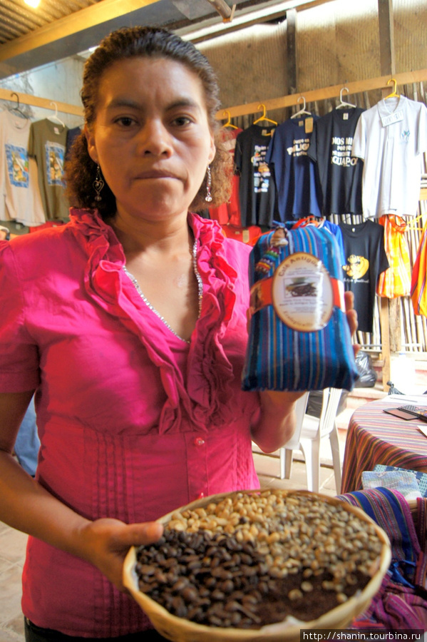 Сувенирный кофе на продаже в музее Антигуа, Гватемала