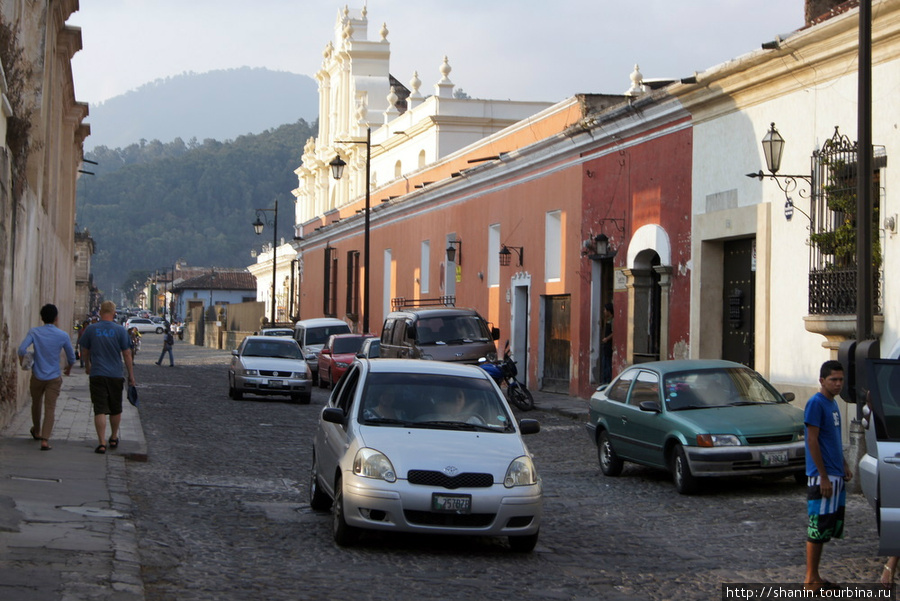 Машины на улице в Антигуа Антигуа, Гватемала