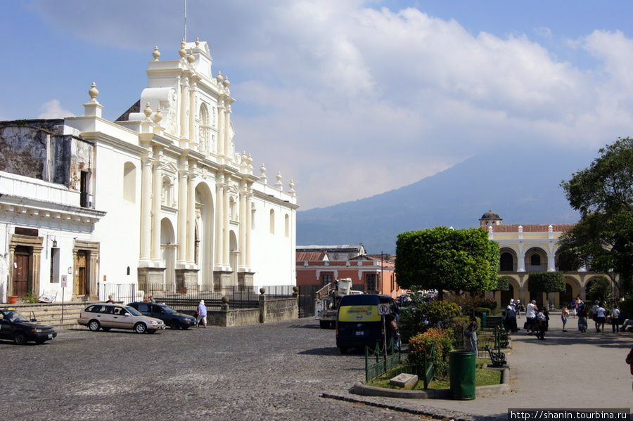 Кафедральный собор на центральной площади Антигуа Антигуа, Гватемала