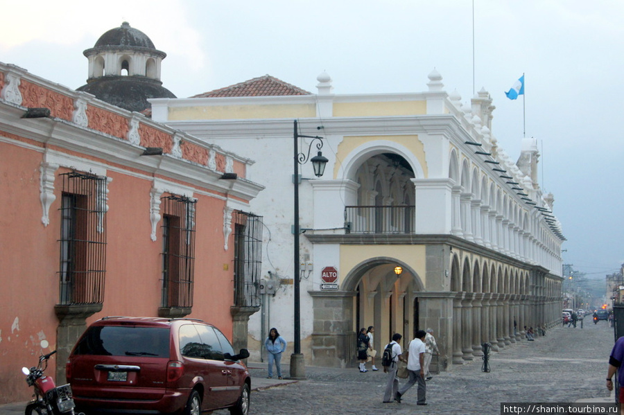 На центральной площади Антигуа Антигуа, Гватемала