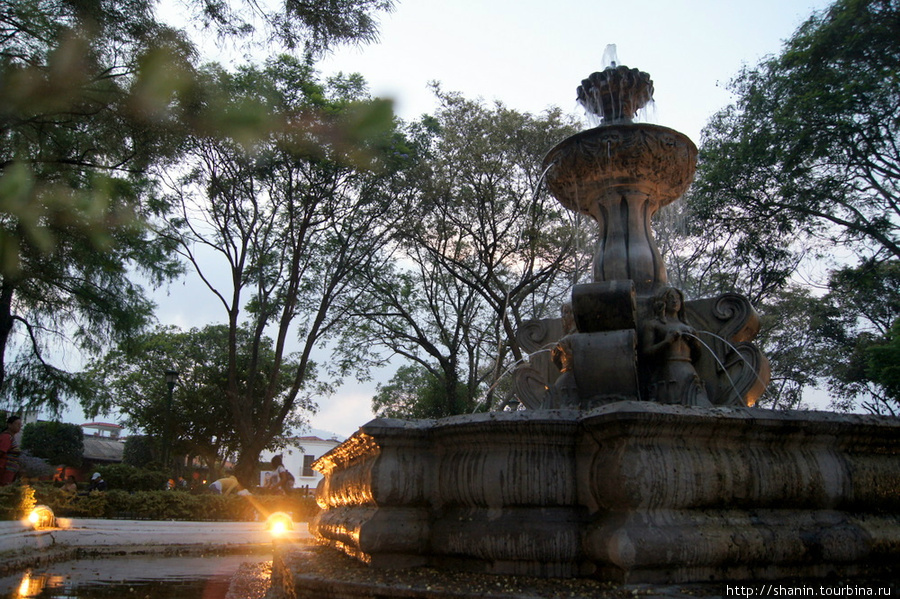 На центральной площади Антигуа у фонтана Антигуа, Гватемала