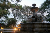 На центральной площади Антигуа у фонтана
