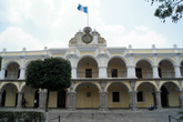 Фасад Большого дворца выходит на площадь