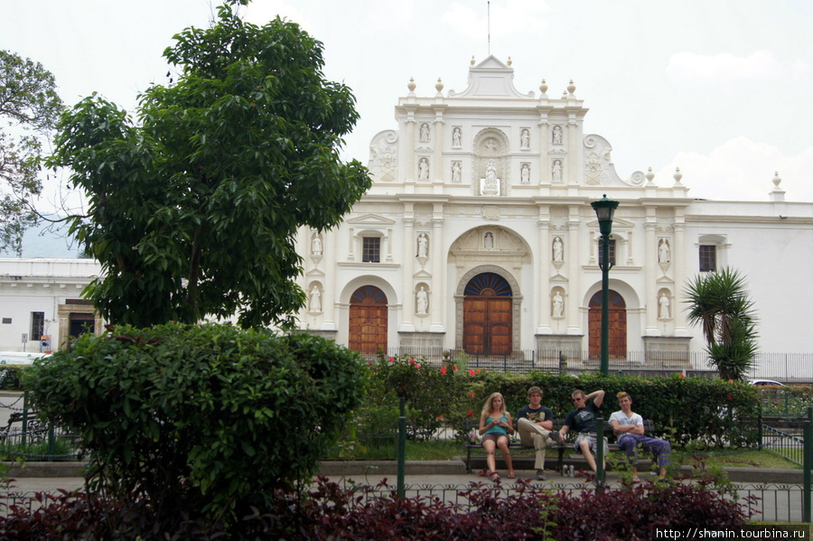 Парк и собор Антигуа, Гватемала