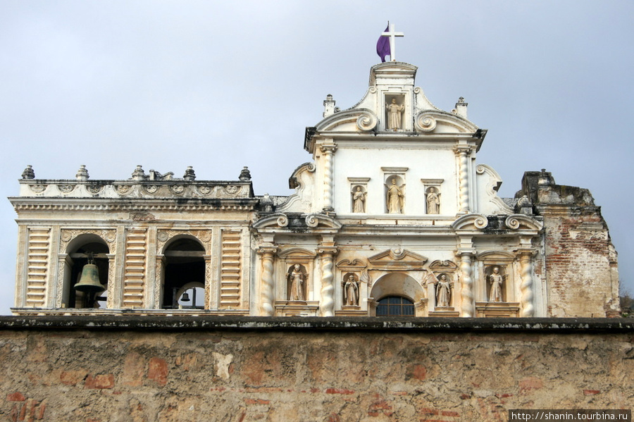 Собор Святого Франциска в Антигуа за забором Антигуа, Гватемала