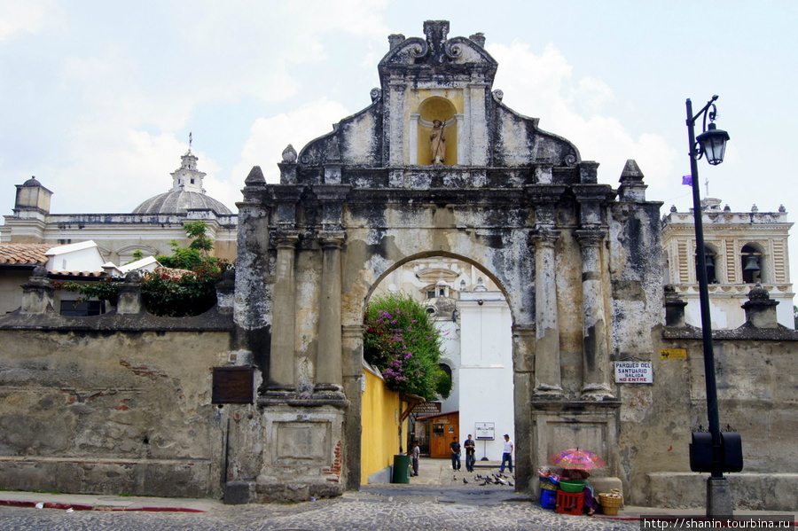 Вход на территорию собора Антигуа, Гватемала