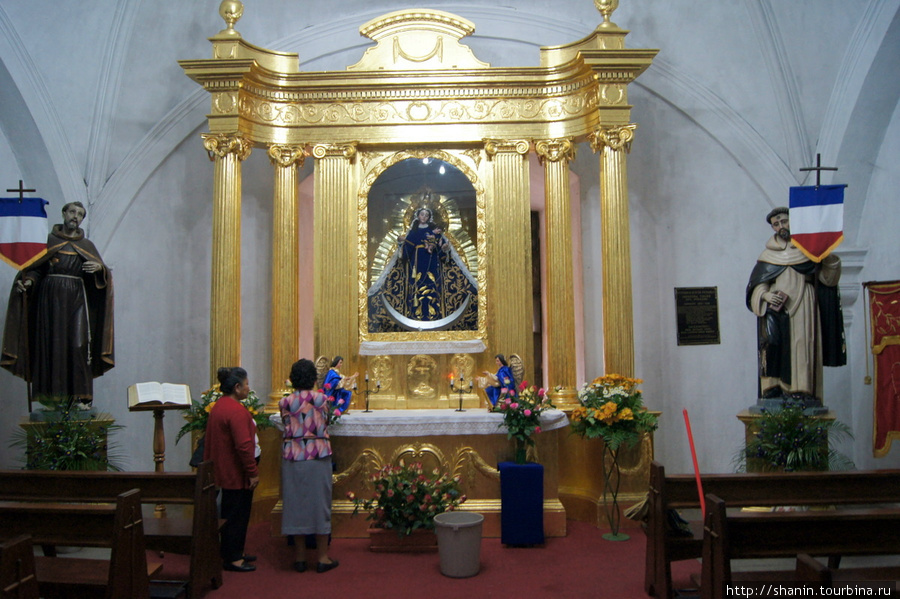 В церкви Ла Мерсед в Антигуа Антигуа, Гватемала