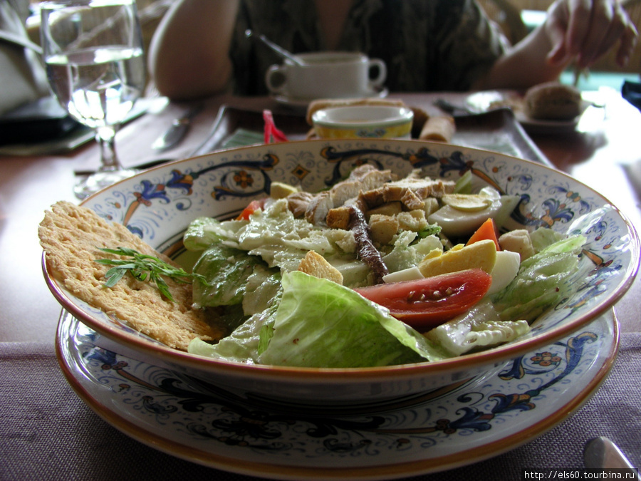 Это салат Цезарь. По старой традиции мы стараемся во всех странах где бываем, пробовать этот салат. Кампонг-Карамбунай, Малайзия