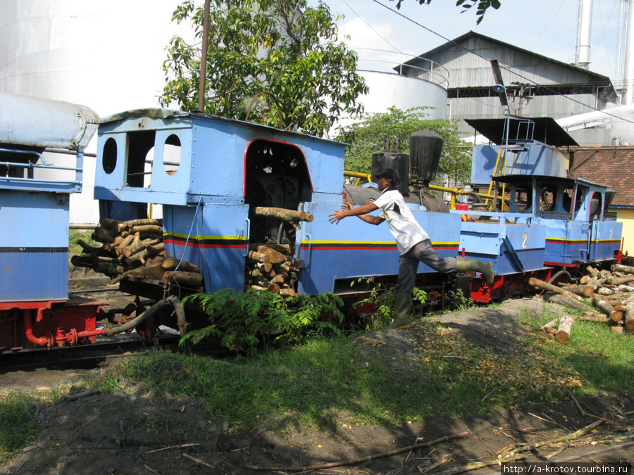 ЗАПРАВКА паровоза Кедири, Индонезия