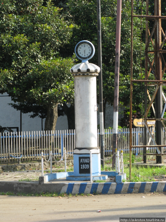Часы на въезде на завод — сломались Кедири, Индонезия