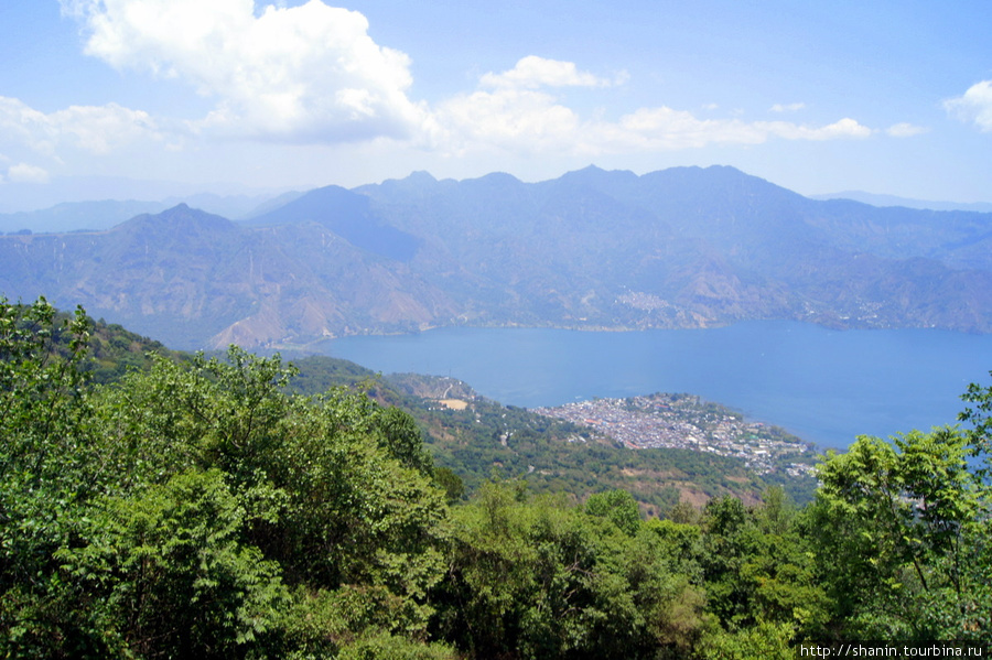 Вид на озеро Атитлан Сан-Педро-ла-Лагуна, Гватемала