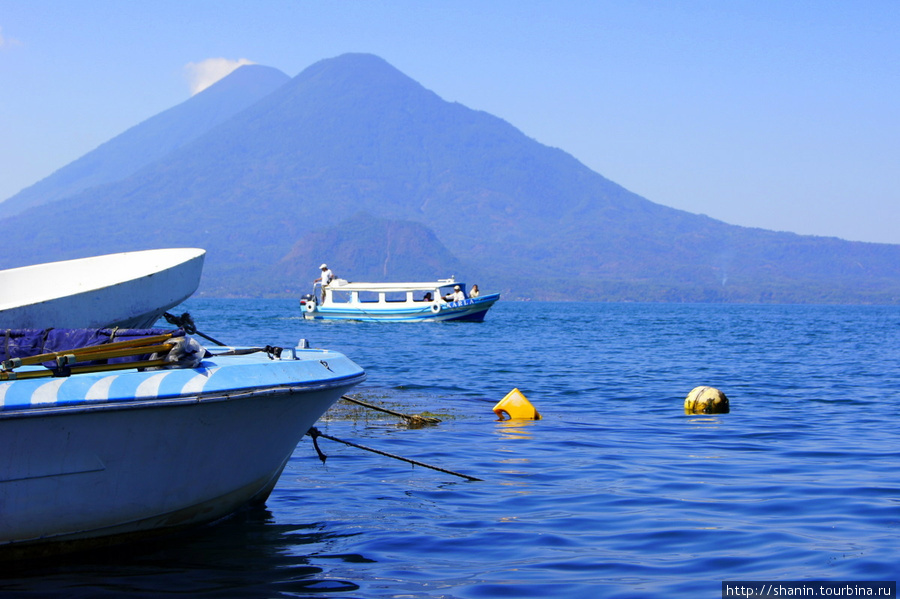 Вулканы на берегу озера Атитлан Панахачель, Гватемала
